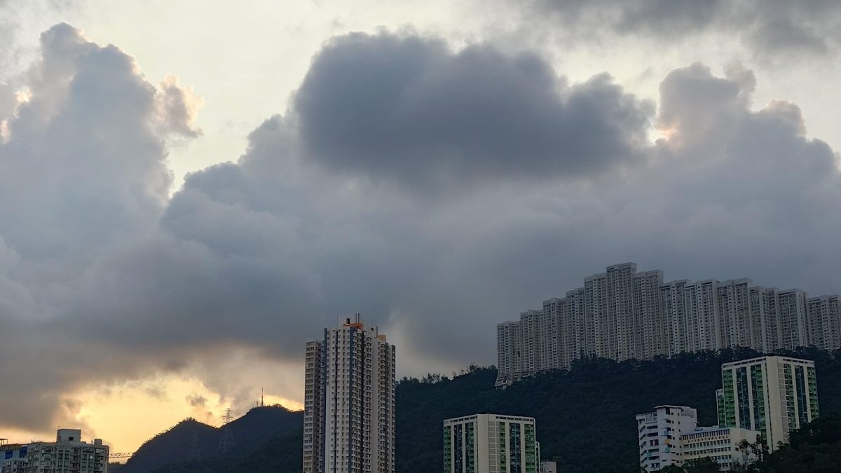 酷熱天氣｜今日有幾陣驟雨　初時局部地區有雷暴　日間市區約34度