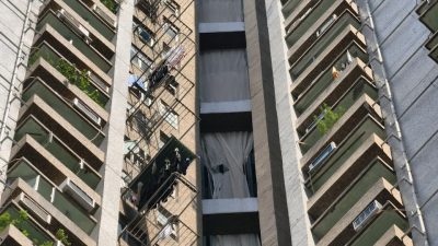 青衣青華苑疑吊船機件故障　兩名工人被困28樓外牆