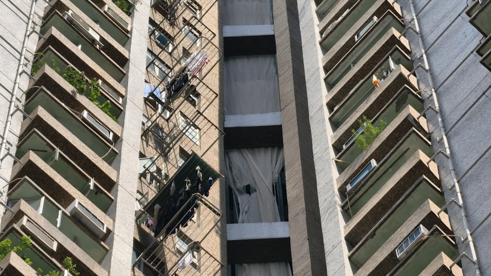 青衣青華苑疑吊船機件故障　兩名工人被困28樓外牆