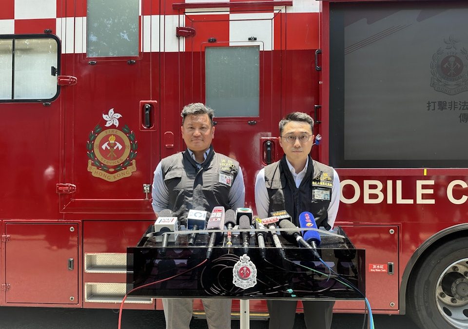 消防警方打擊葵涌區非法加油站拘3男　揭加油站起火波及工廈外牆