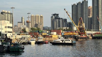 油麻地避風塘遊艇撞異物　船身穿窿入水　消防水警到場協助