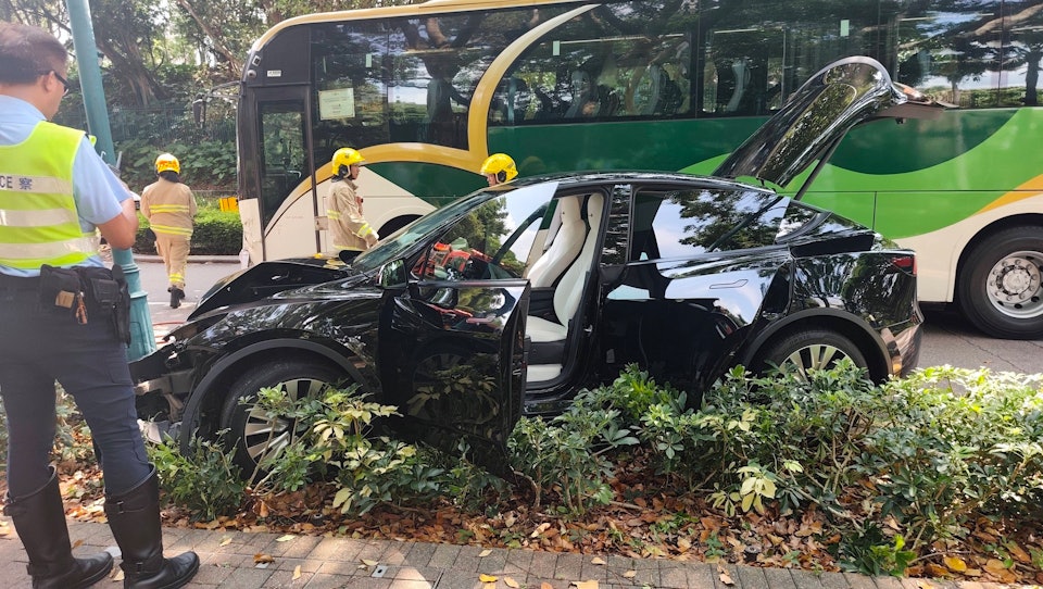 香港迪士尼好萊塢酒店外　「FT」車牌私家車與旅遊巴相撞再撼燈柱