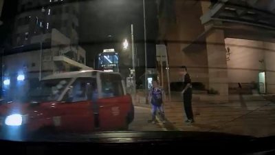 司機強拖乘客出車拋落地：X你唔畀錢　結局惹爭議