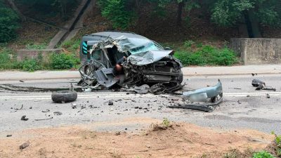 屯門龍門路客貨車猛撞泥頭車　司機被困頭破血流送院不治