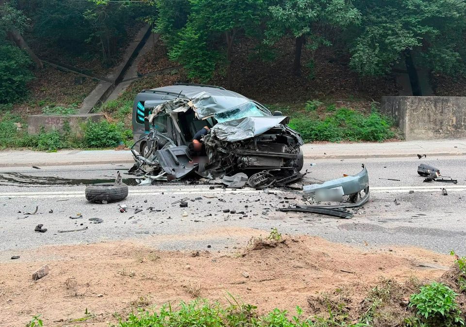 屯門龍門路客貨車猛撞泥頭車　司機被困頭破血流送院不治