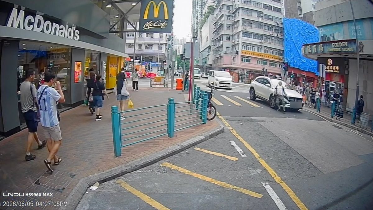 深水埗八旬翁衝紅燈捱私家車撞　拖鞋飛脫倒地　受傷送院