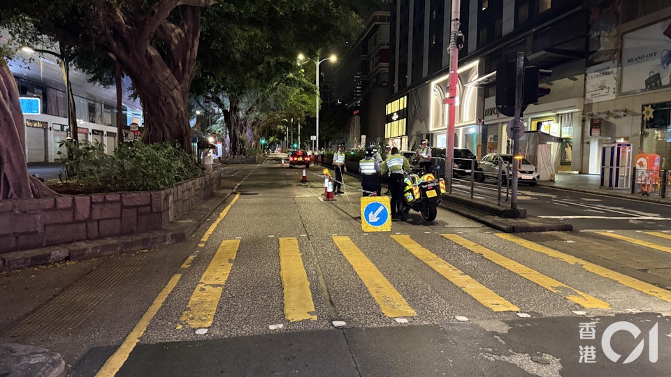 尖沙咀女途人過馬路　疑遭的士撞飛30米送院不治　六旬司機被捕