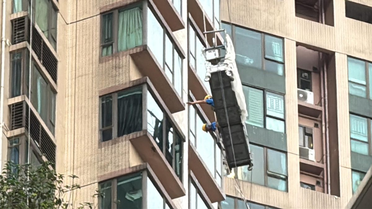 寶翠園3隻吊船懸半空　6名工人一度被困　風雨中左搖右擺