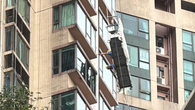 寶翠園3隻吊船懸半空　6名工人一度被困　風雨中左搖右擺