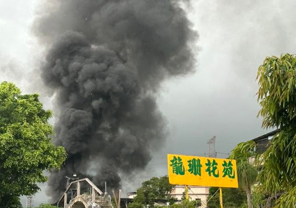 大埔大窩西支路鐵皮屋起火傳爆炸聲　黑煙捲半空　消防撲救