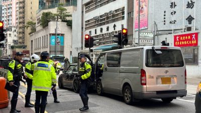 大角咀貨車撞路邊私家車及鐵欄 司機送院留醫半日惜不治
