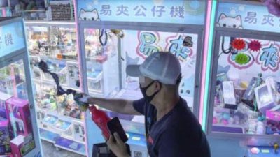 旺角多部夾公仔機遭淋油　CCTV拍到口罩男入店犯案　警追查下落