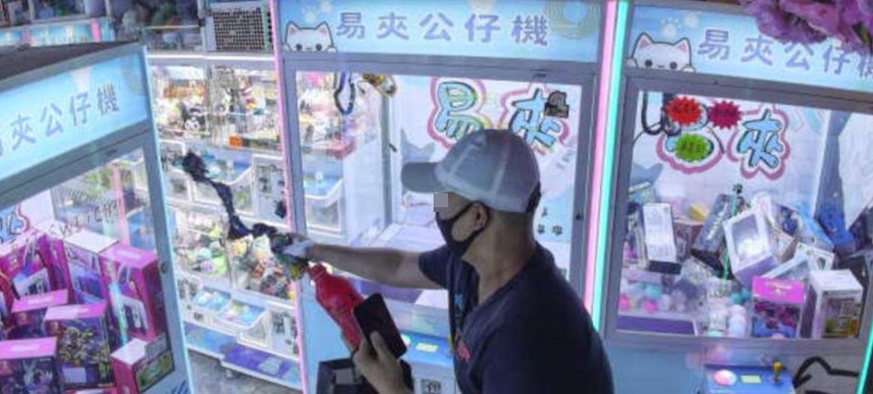 旺角多部夾公仔機遭淋油　CCTV拍到口罩男入店犯案　警追查下落