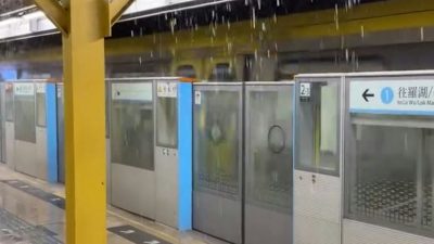 多區上演水舞間　荃灣和港鐵會展站行人天橋照明燈狂滴水