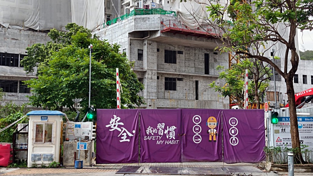 屯門地盤男清潔工報稱遇襲 被推落兩米深處受傷送院