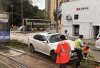 屯門私家車失控剷上輕鐵路軌 司機棄車逃去