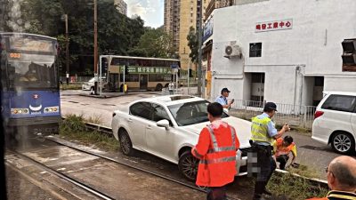 屯門私家車失控剷上輕鐵路軌 司機棄車逃去