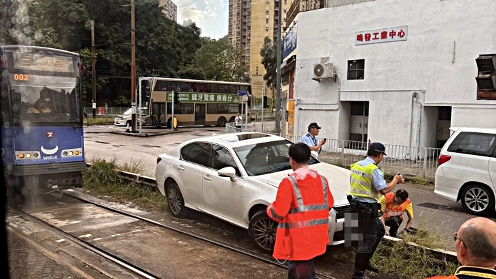 屯門私家車失控剷上輕鐵路軌 司機棄車逃去