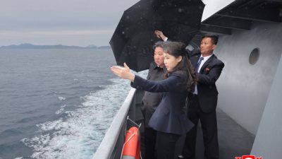 朝鲜驅逐艦「姜健號」試航　金正恩由女兒陪同視察