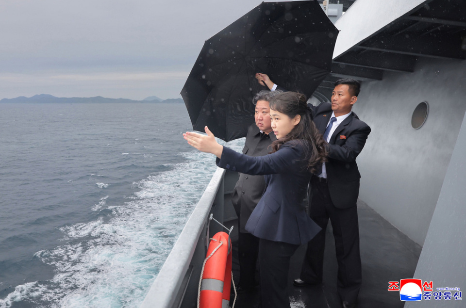 朝鲜驅逐艦「姜健號」試航　金正恩由女兒陪同視察