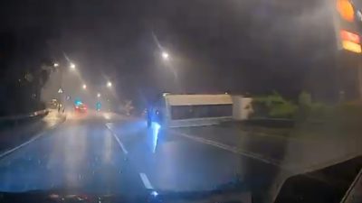 大埔公路沙田嶺油站外　運油車翻側漏油　司機獲救不適送院