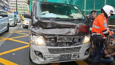 九龍城客貨車疑衝燈撞九巴　5人受傷送院