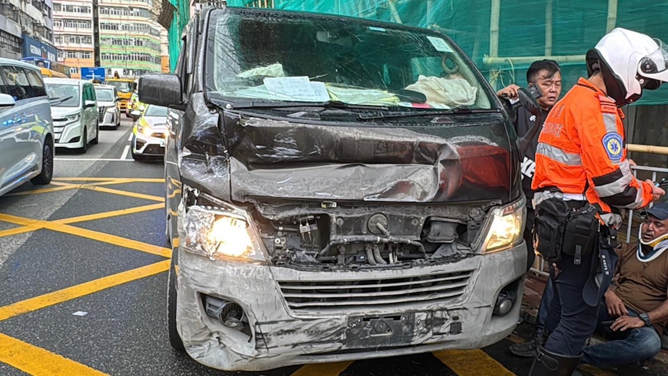 九龍城客貨車疑衝燈撞九巴　5人受傷送院