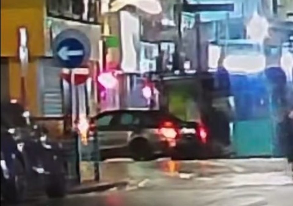 深水埗車禍‧天眼│私家車轉彎撞低一人撼地舖　另一女遭夾鐵閘之間