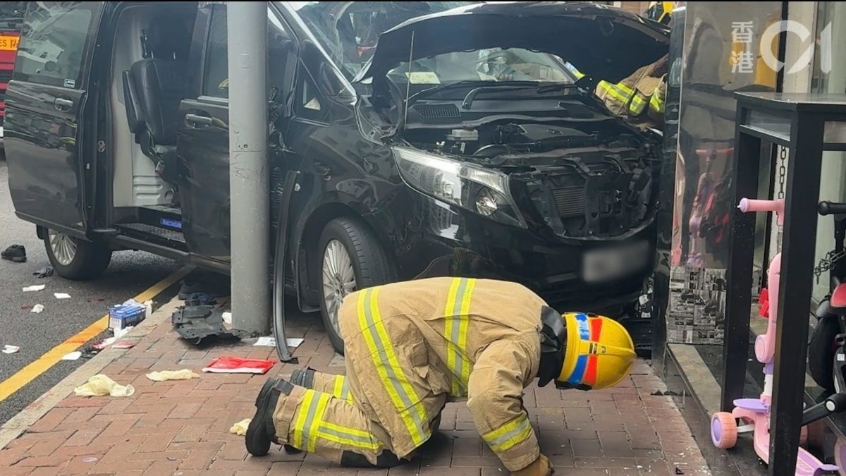 土瓜灣客貨車剷行人路　撞燈柱撼大廈外牆　兩男女途人被撞傷