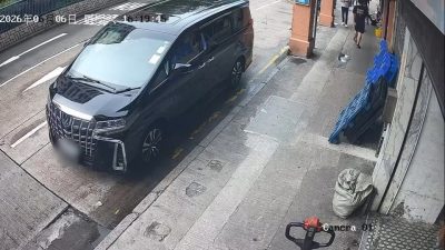 深水埗貨van擦撞七人車　玻璃零件飛散　巨響嚇窒途人