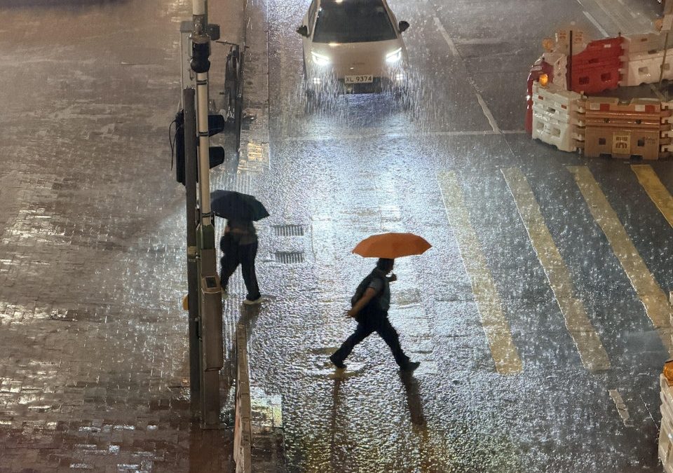 最新天氣消息｜紅雨警告生效　天文台：需否發黑雨視乎雷雨區發展