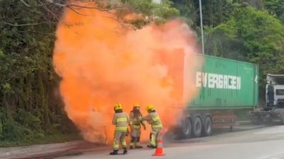 青衣載鋰電池貨櫃車冒煙　消防灌救突爆炸噴火球　幸無人傷