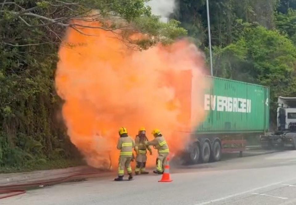 青衣載鋰電池貨櫃車冒煙　消防灌救突爆炸噴火球　幸無人傷