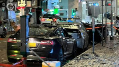 土瓜灣美善同道大廈石屎剝落　3輛私家車天窗及車身被毀