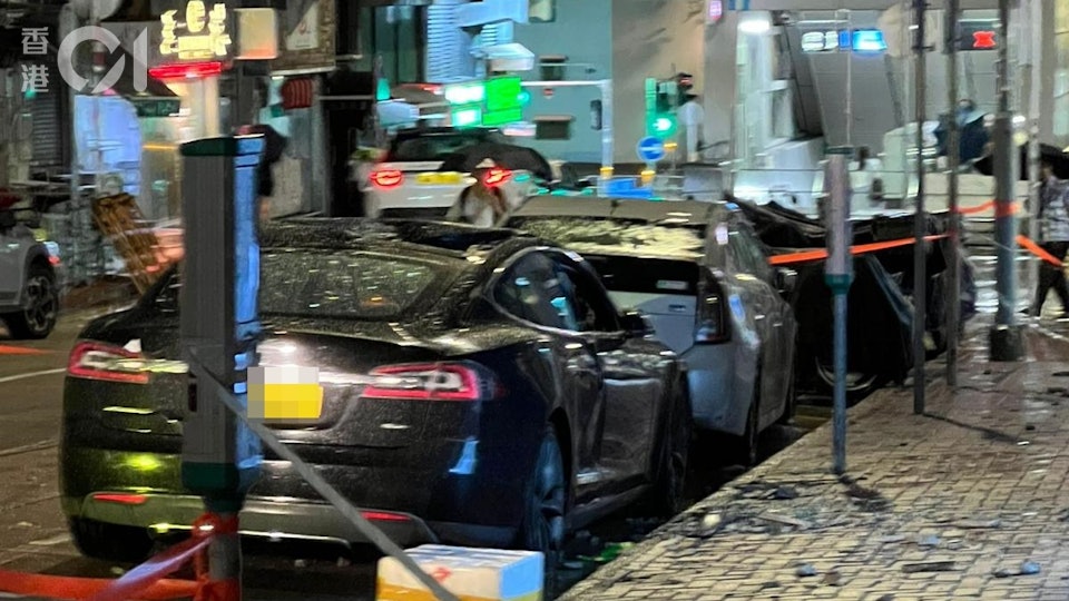 土瓜灣美善同道大廈石屎剝落　3輛私家車天窗及車身被毀