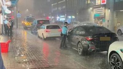 黑雨下土瓜灣多車違泊！警員冒雨淋身抄牌片瘋傳　網民讚盡忠職守