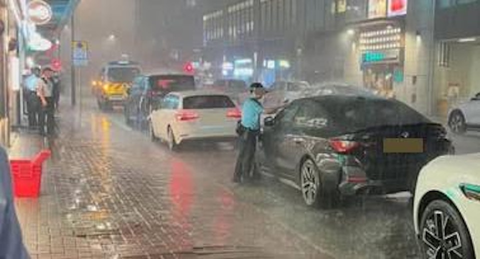 黑雨下土瓜灣多車違泊！警員冒雨淋身抄牌片瘋傳　網民讚盡忠職守