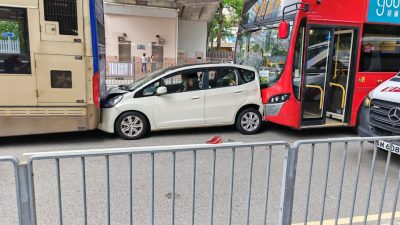 黃大仙彩虹道3車「串燒」撞　私家車被兩九巴夾成「三文治」