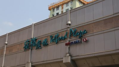 德福廣場超市六旬漢偷肉及保健產品　職員追出撳地制服　雙雙送院