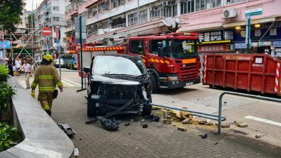 新蒲崗衍慶街2車相撞　七人車再剷上行人路撼鐵欄　1人不適送院