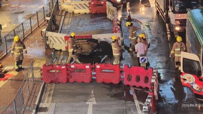 青衣城外小巴撞手推車婦　傷者受傷待救　紙皮散落地上