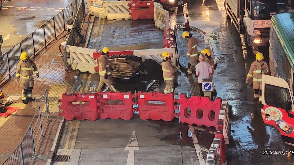 青衣城外小巴撞手推車婦　傷者受傷待救　紙皮散落地上