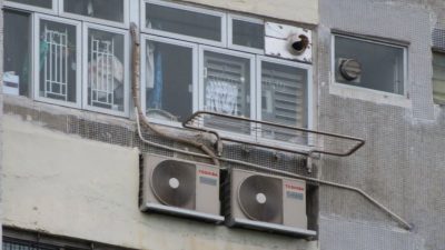 屯門公屋戶誇張違規改動露台 打穿友愛邨外牆硬塞冷氣機 房署發嚴厲警告否則收樓 單位最新後續情況曝光