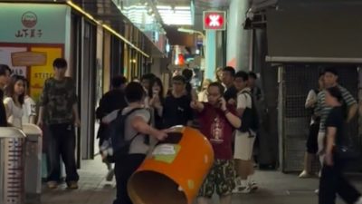 旺角現怪漢　商場爬電梯　街頭赤裸下身指罵途人：咪X再影