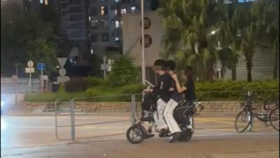 元朗少年騎電動單車　載2男女排排坐　驚險過馬路