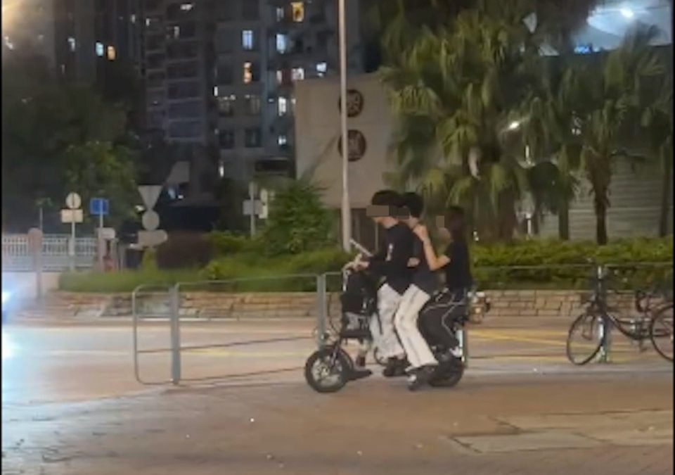 元朗少年騎電動單車　載2男女排排坐　驚險過馬路