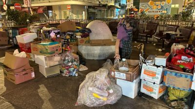 土瓜灣紙皮婆婆疑拒交「陀地」 遭南亞漢搗亂毀家當 警到場調查