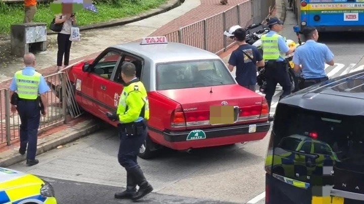 鑽石山迴旋處的士疑切線撞九巴 剷行人路毀3米鐵欄