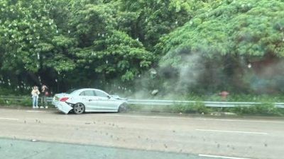 大埔吐露港公路私家車撞中貨後冒煙 司機輕傷送院