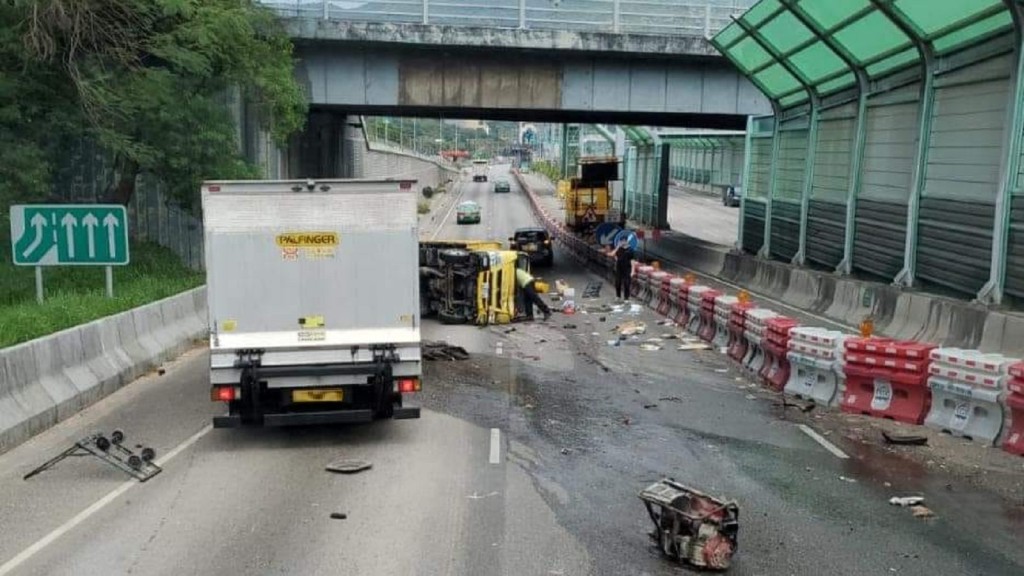粉嶺公路輕型貨車翻側 無人受傷 運輸署：往上水方向全線封閉